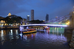 夜幕下的河畔城市美景
