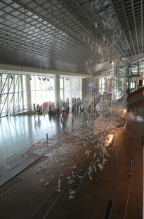 现代机场大厅内部景象