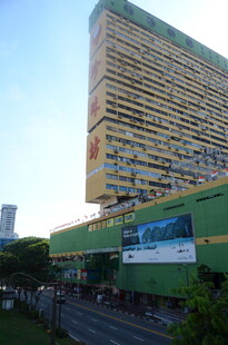 城市中高耸的多彩建筑