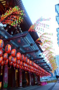 古建下的多彩灯笼装饰