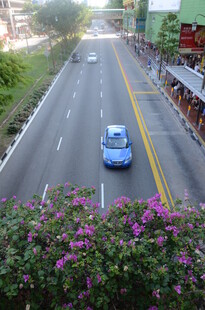 公路上行驶的蓝色汽车