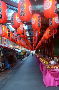 古街红灯笼下的热闹市集