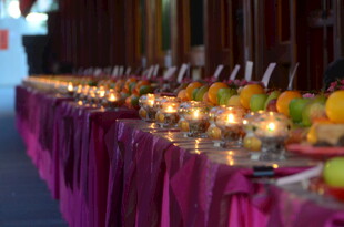 紫色桌布上的烛光水果宴