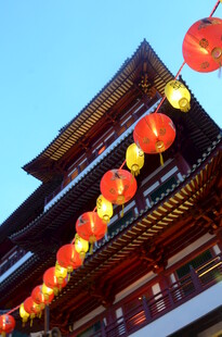 古建挂红灯笼喜庆场景