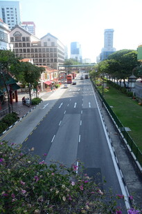 城市宽阔道路与周边景致