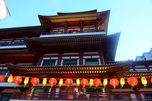 中式古楼挂红灯笼夜景