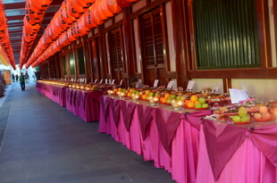 中式长桌摆满丰盛供品