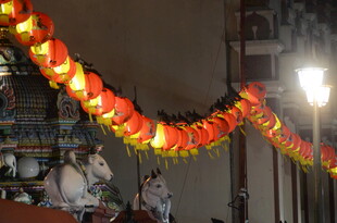 街道悬挂的多彩灯笼装饰