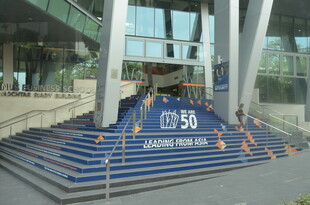 企业门前的阶梯与标识