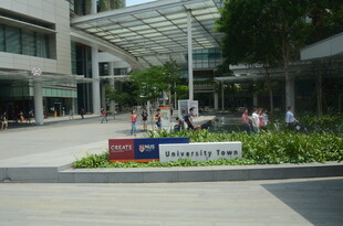 现代建筑前的户外休闲场景