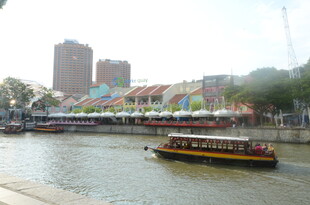 河畔游船与多彩建筑景观