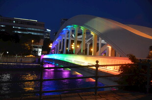 夜晚绚丽灯光下的独特桥梁