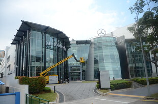 现代玻璃幕墙办公建筑外观