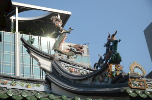 中式建筑屋脊上的精美雕塑