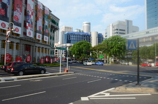 城市街道旁的商业建筑景观