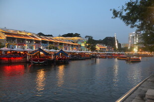 河畔夜景中的船只与建筑