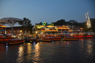 河畔夜景 璀璨灯光映游船