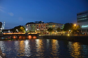 城市河畔夜景灯光倒影