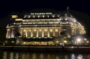 夜晚河畔璀璨灯光的建筑