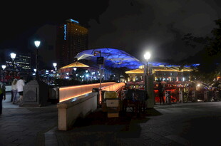 夜晚热闹的街头集市景象