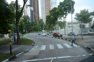 城市街道的日常交通景象
