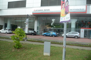 汽车展厅外停放多辆汽车