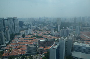 城市高楼与红顶建筑景观