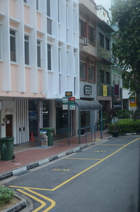 街道旁的多层建筑景观