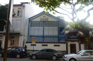 街边蓝白建筑与停放车辆