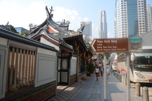 都市中传统与现代建筑并存