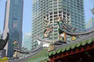 中式古建屋顶与现代高楼