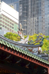 中式屋顶与现代建筑相映