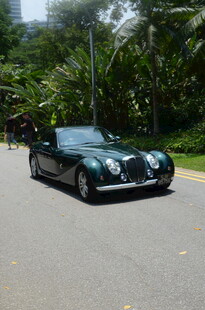 复古墨绿色敞篷车在路上