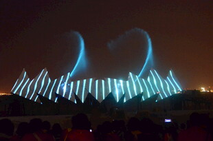 夜晚灯光秀表演现场