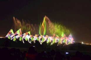 绚丽多彩的喷泉夜景