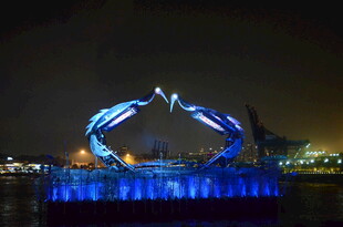 璀璨灯光下的独特建筑造型