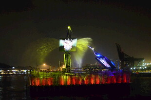 夜晚喷泉灯光绚丽景观