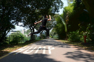 男子在林间小道跃起