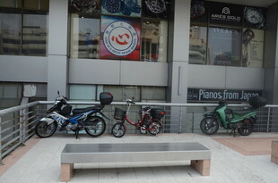 户外停放的多彩摩托车