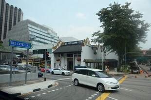 城市街道车辆行人景象