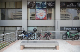 户外停放的多辆特色车辆