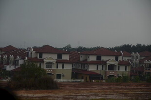 雨中的欧式别墅建筑群