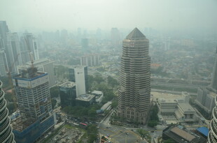 城市高楼景观 雾霾笼罩