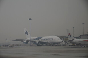 机场停机坪上的多架飞机