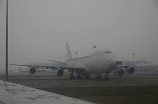 雪天机场的大型民航飞机