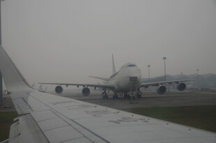 机场停机坪上的飞机景象