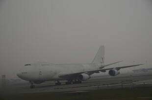 雾中机场的大型飞机