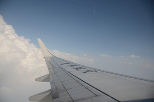 飞机机翼与云端美景