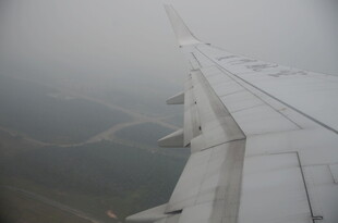 飞机机翼下的朦胧景致