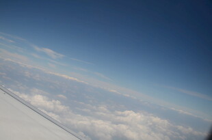 飞机窗外的云海蓝天